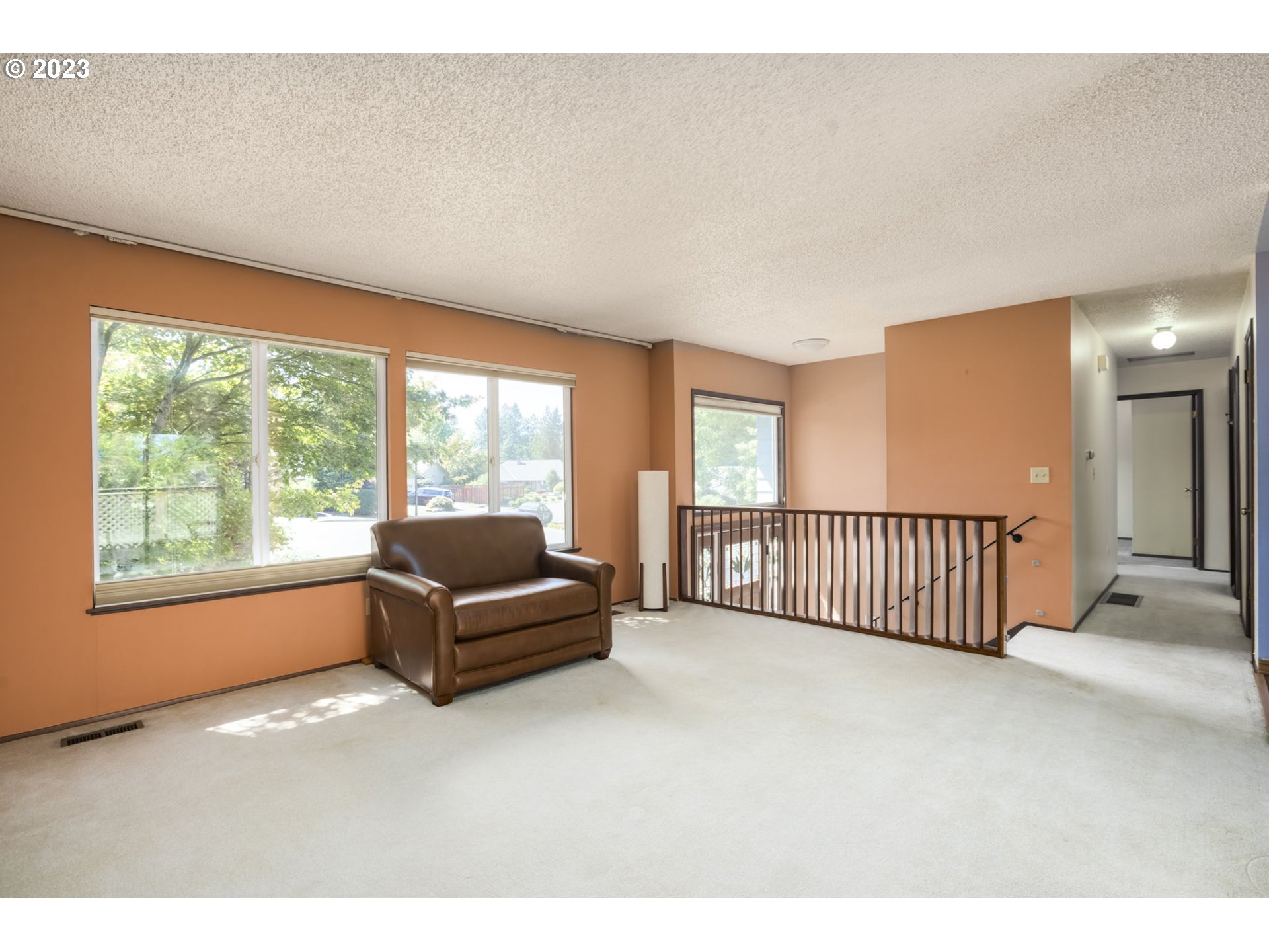 8525 Southwest Modoc Court Tualatin, OR 97062 - Photo 4 of 33 Living Room