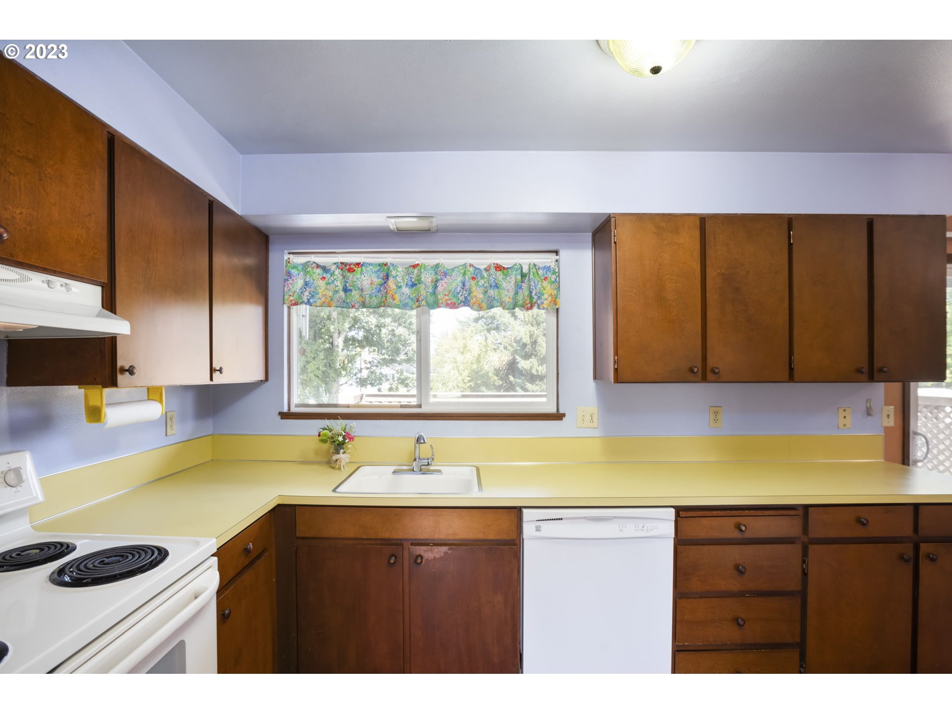 8525 Southwest Modoc Court Tualatin, OR 97062 - Photo 7 of 33 Kitchen