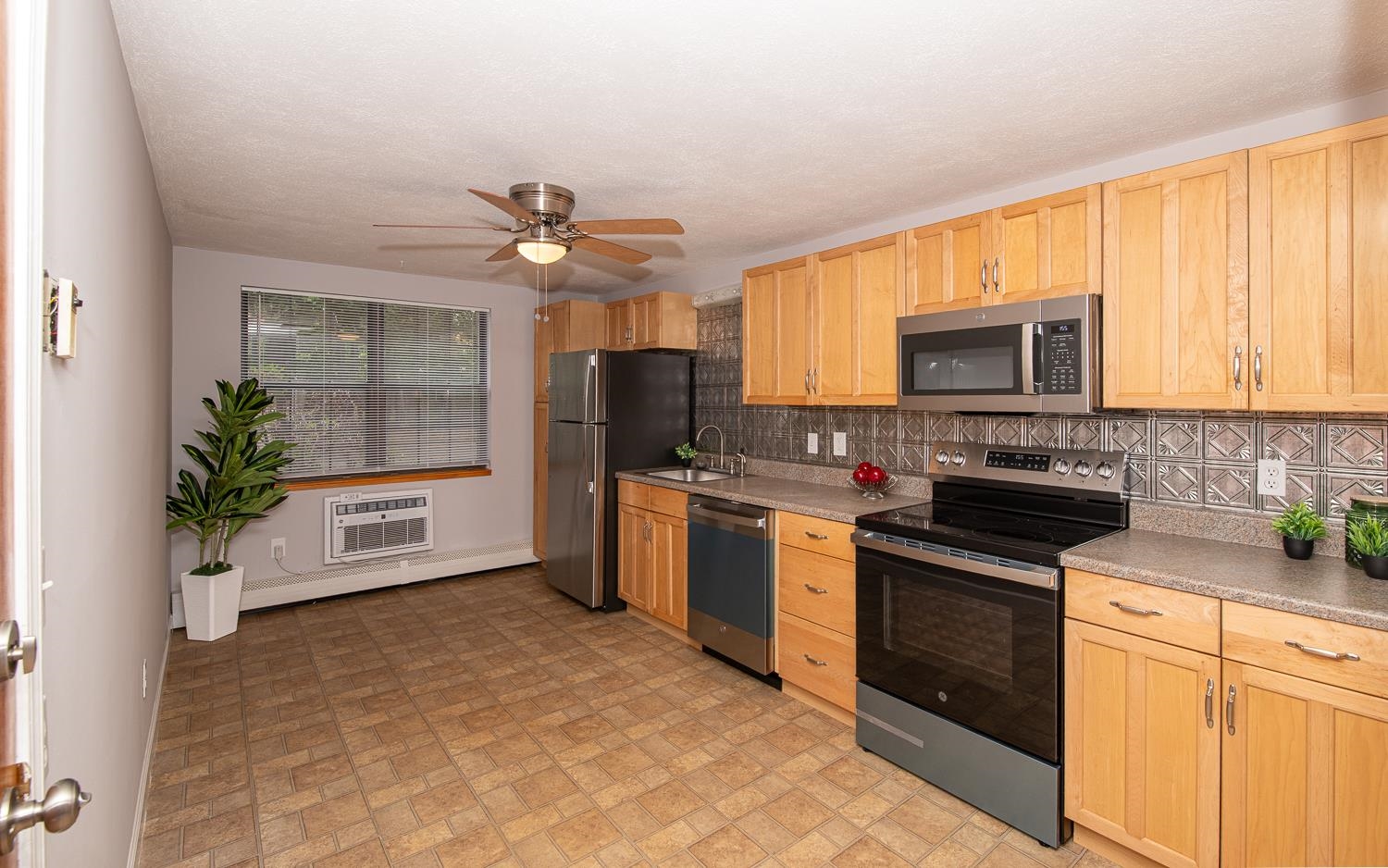 48 Westville Road, Unit 2 5 Plaistow, NH 03865 - Photo 2 of 25 Gallery Image 2