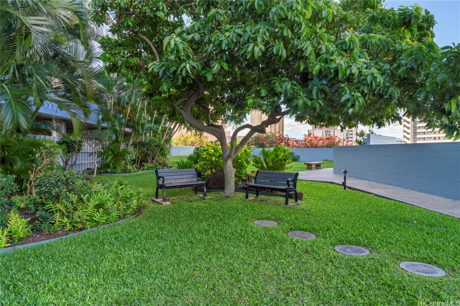 3045 Ala Napuaa Place, Unit 710 Honolulu, HI 96818 - Photo 25 of 25 a view of a backyard with a bench