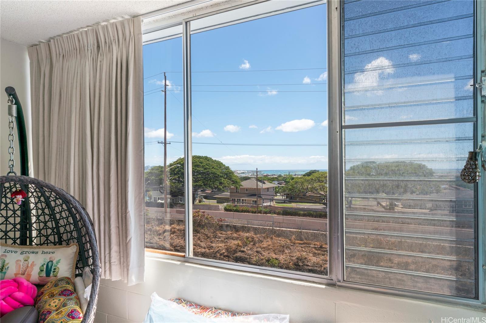 3045 Ala Napuaa Place, Unit 710 Honolulu, HI 96818 - Photo 4 of 25 a view of a porch