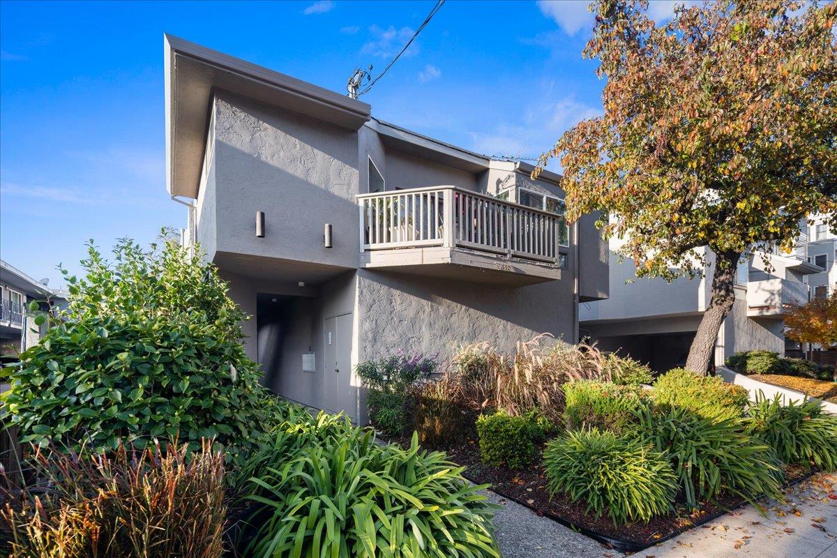 552 Walnut Street San Carlos, CA 94070 - Photo 2 of 27 a front view of a house with a yard