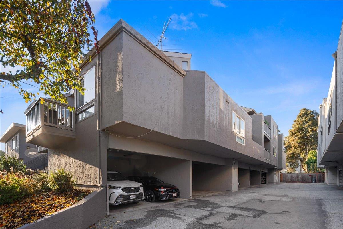 552 Walnut Street San Carlos, CA 94070 - Photo 3 of 27 a car parked in front of a building