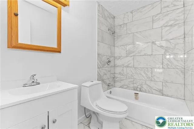 $220,000 | 6522 Runnymeade Lane, Tobyhanna, PA 18466