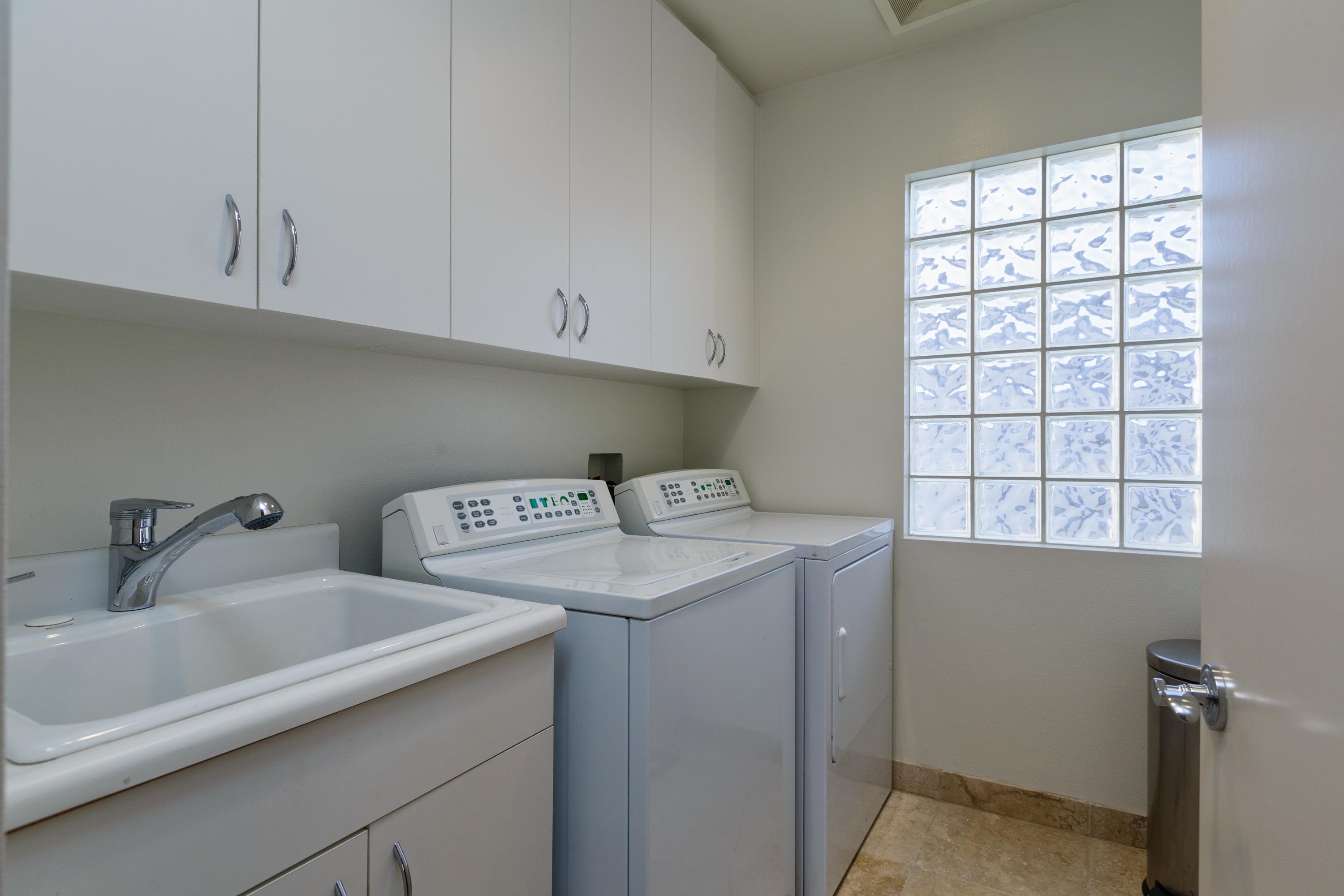 1005 Mandalay Beach Road Oxnard, CA 93035 - Photo 9 of 35 9laundry_room