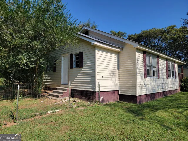 a view of a house with a backyard