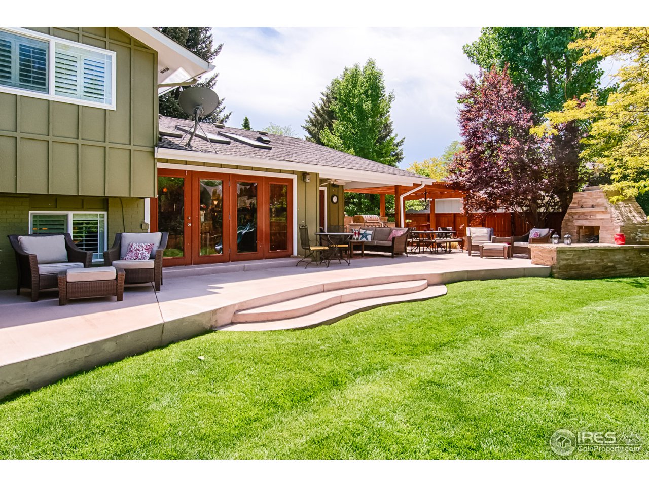 Indoor & Outdoor Living on Golf Course!
