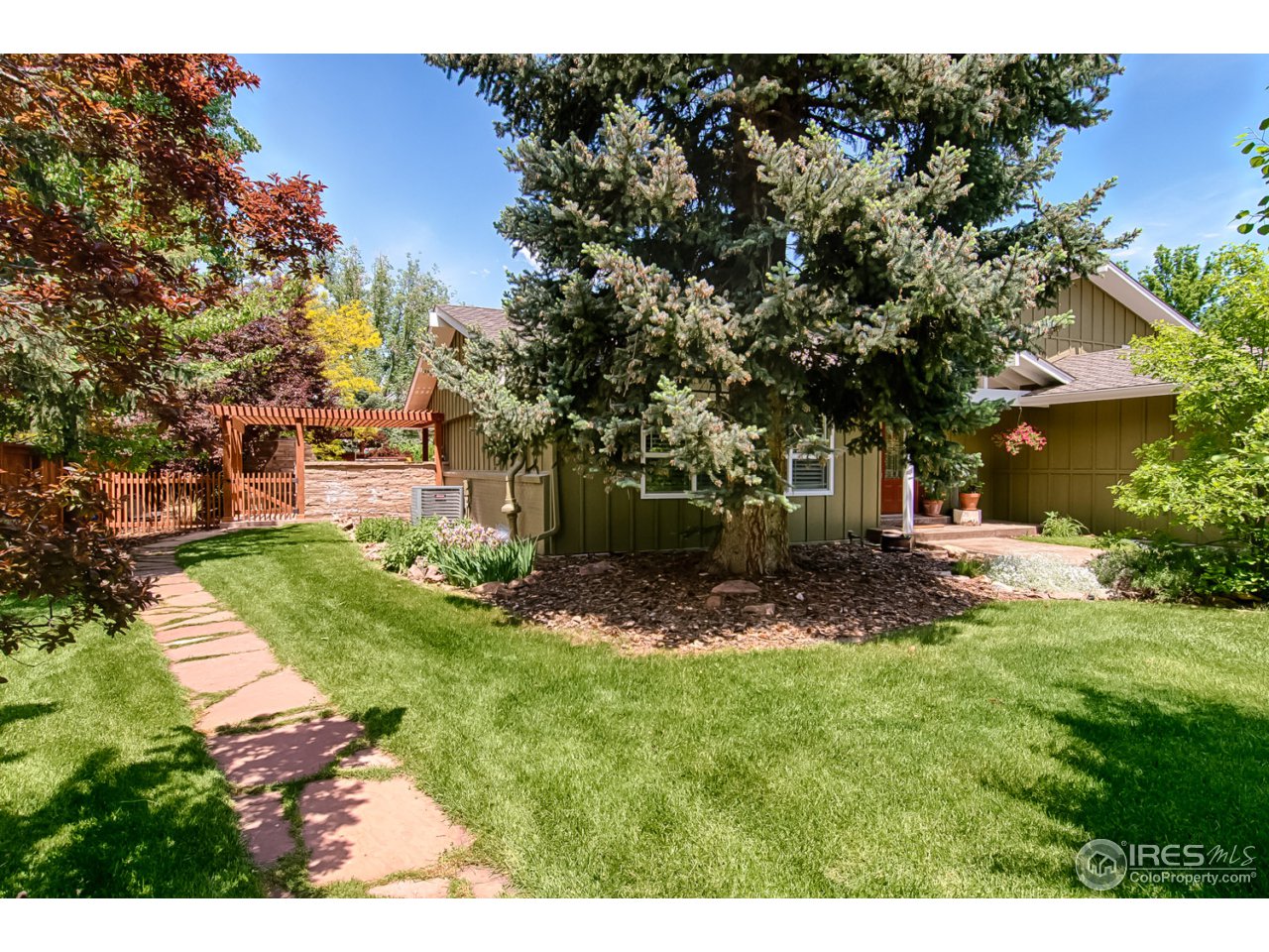 Side yard - 14,375 sq ft lot