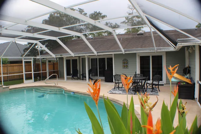 a view of a backyard