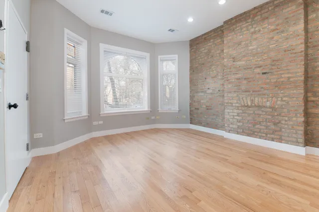 $2,500 | 1303 West Flournoy Street, Unit 1F, Chicago, IL 60607