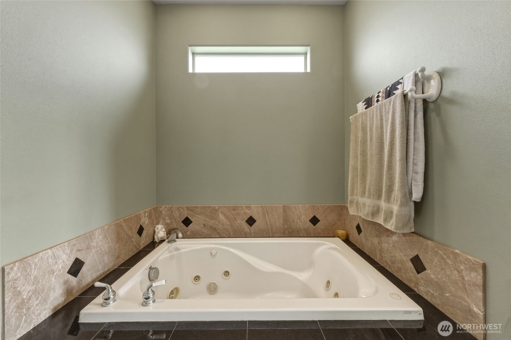 219 Reeds Road Touchet, WA 99360 - Photo 23 of 40 a bathroom with a tub