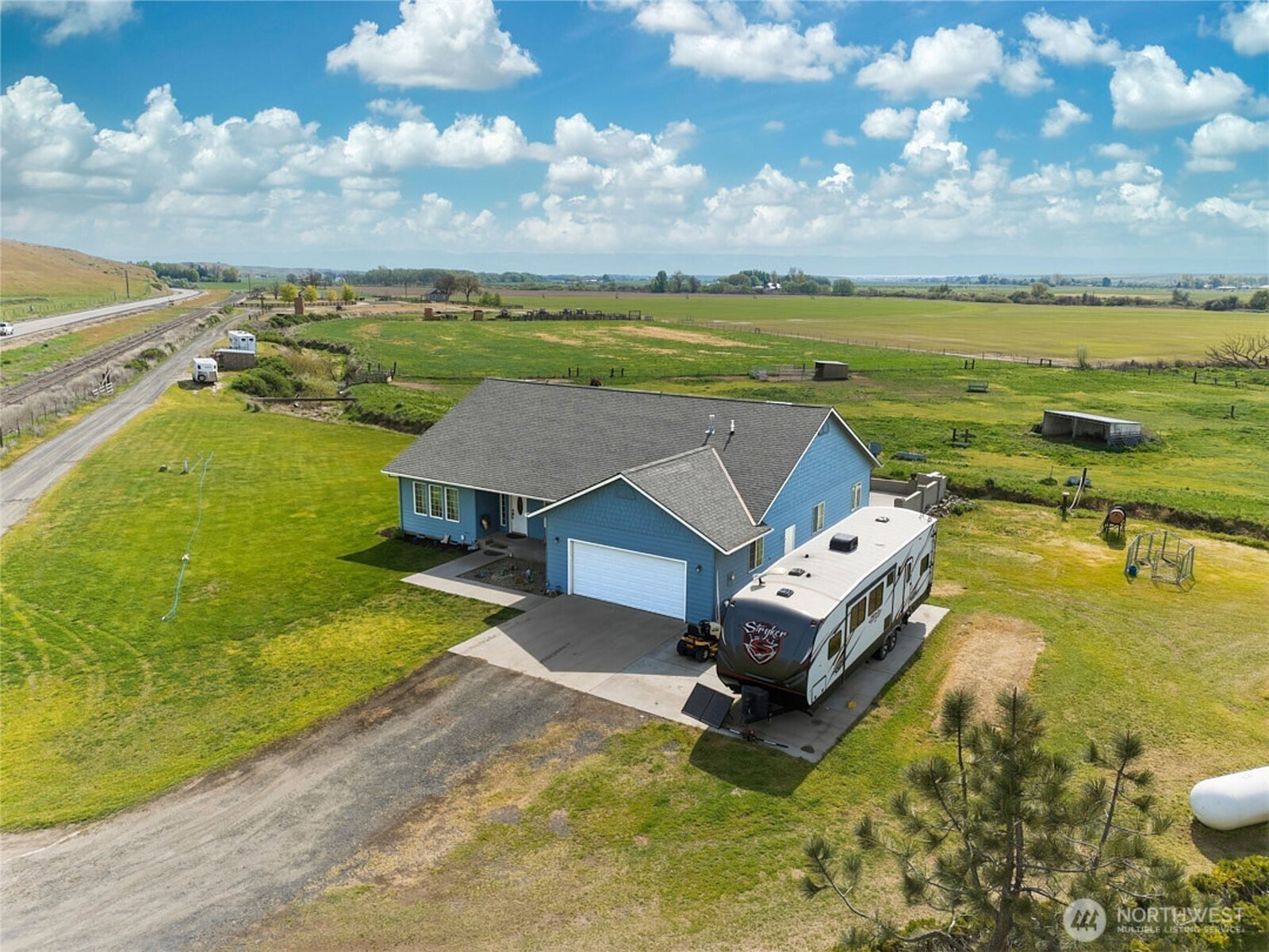 219 Reeds Road Touchet, WA 99360 - Photo 36 of 40 an aerial view of a house with a ocean view