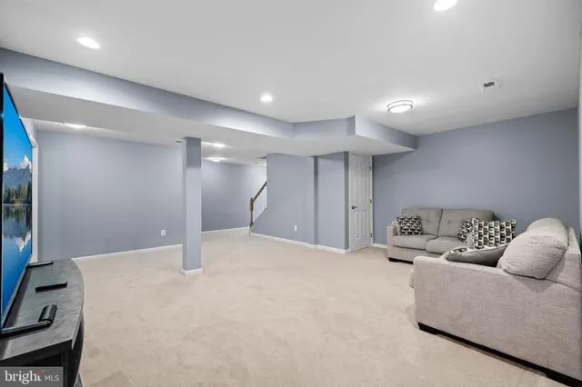 a view of livingroom with furniture