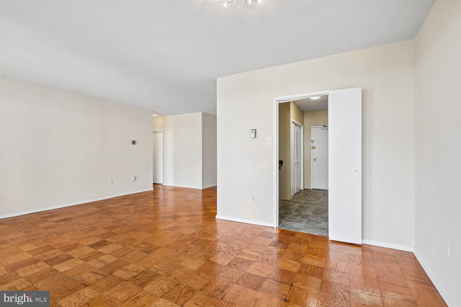 4141 North Henderson Road, Unit 904 Arlington, VA 22203 - Photo 16 of 46 Dining Area