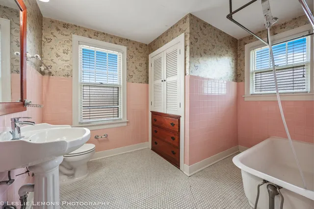 $2,450 | 826 North Center Street, Naperville, IL 60563