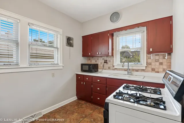 $2,450 | 826 North Center Street, Naperville, IL 60563