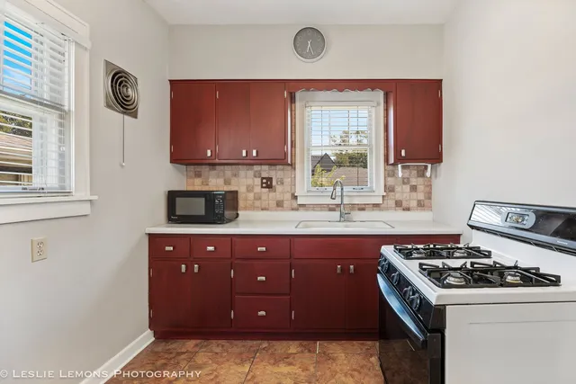 $2,450 | 826 North Center Street, Naperville, IL 60563