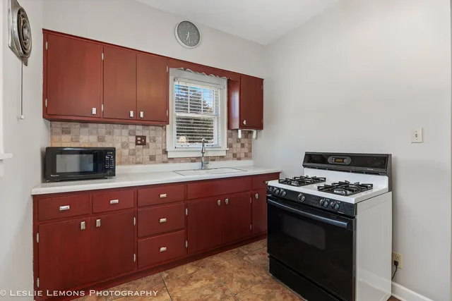 $2,450 | 826 North Center Street, Naperville, IL 60563