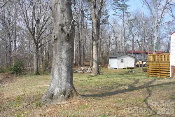 a view of a yard in front of the house