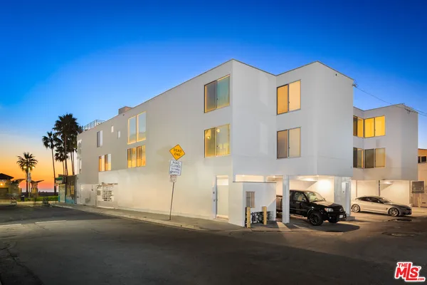 $8,800 | 11 Brooks Avenue, Unit C, Venice, CA 90291