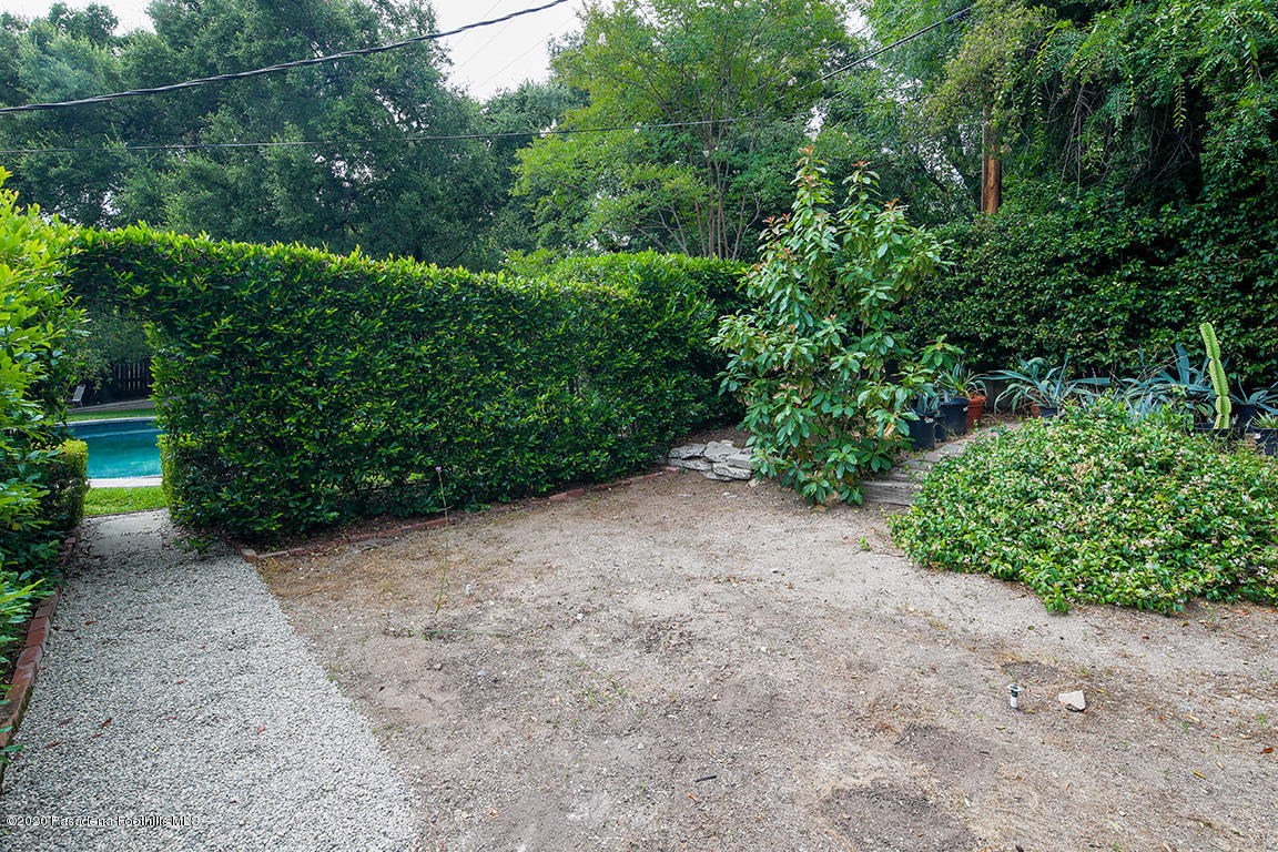 1987 Braeburn Road Altadena, CA 91001 - Photo 40 of 48 a view of a garden with plants