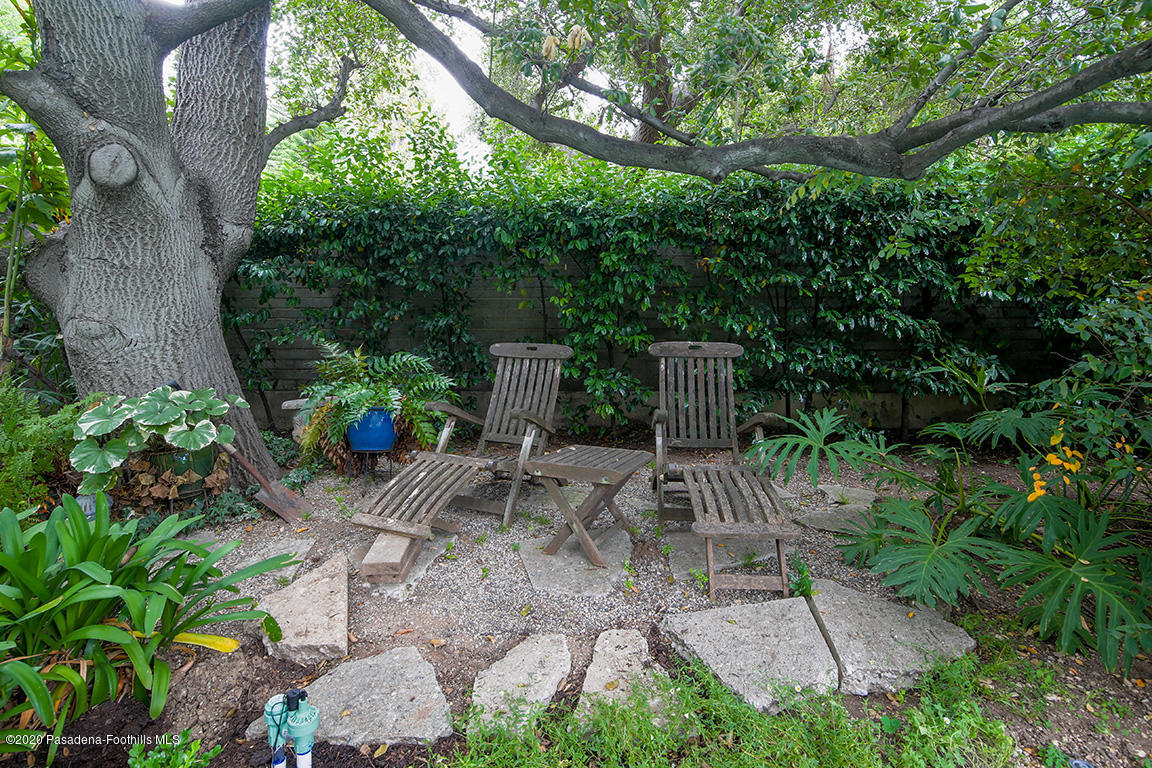 1987 Braeburn Road Altadena, CA 91001 - Photo 41 of 48 a backyard of a house with lots of green space
