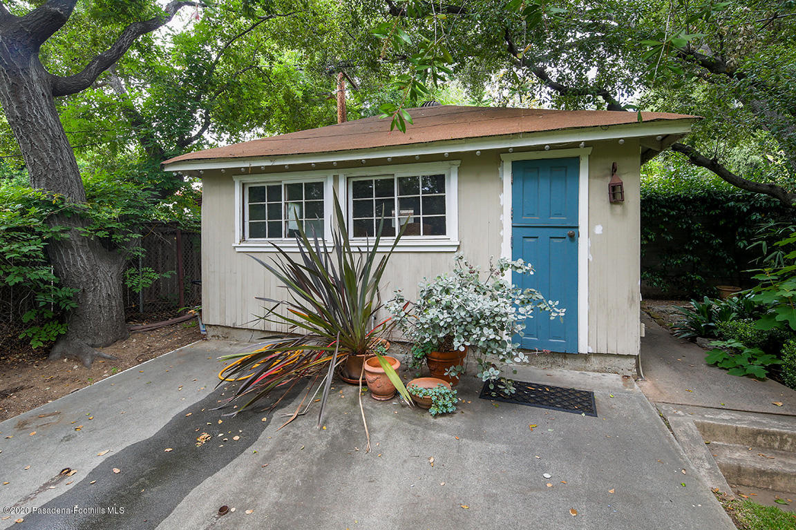 1987 Braeburn Road Altadena, CA 91001 - Photo 44 of 48 a front view of a house with a yard
