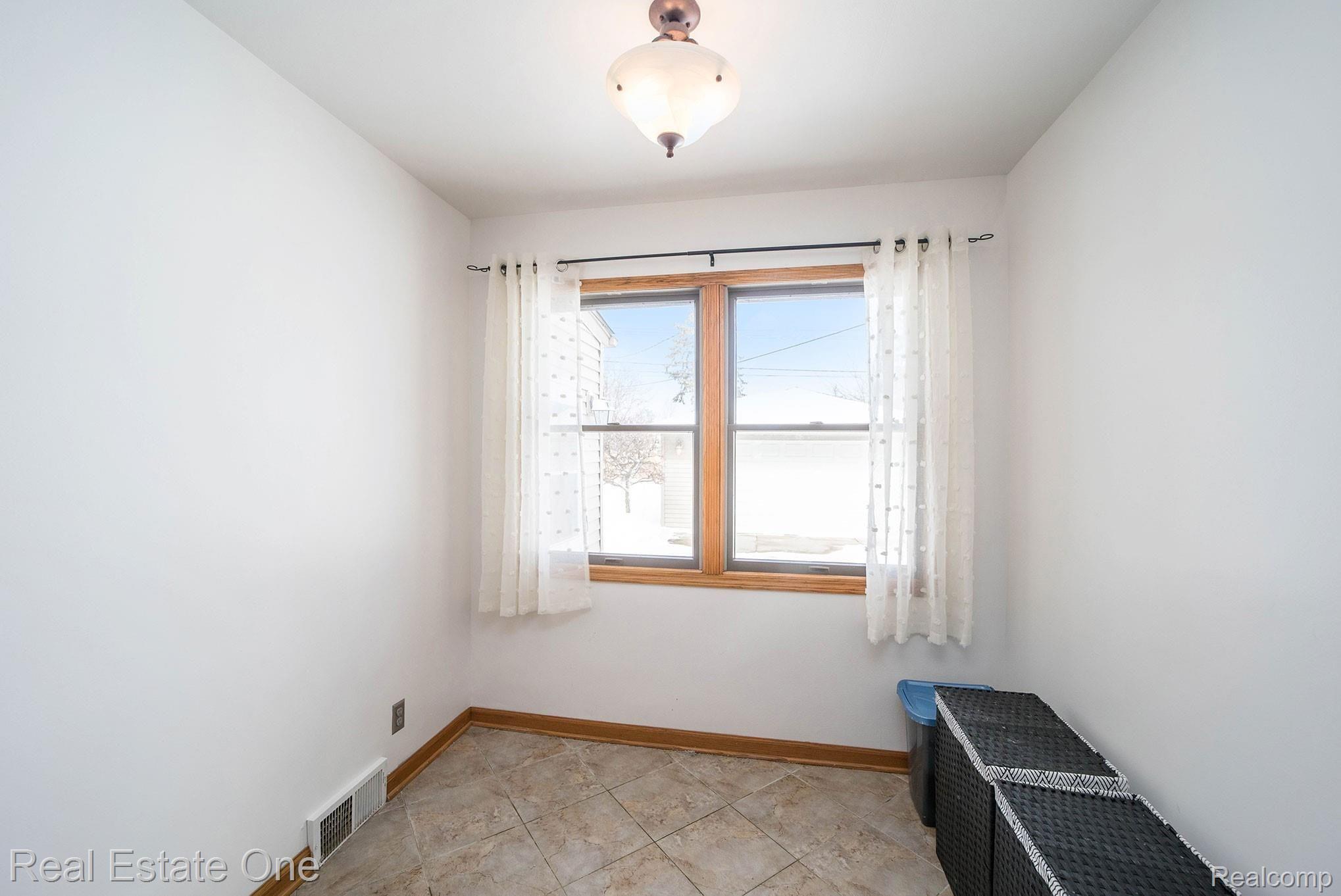 2711 Derby Road Troy, MI 48084 - Photo 7 of 26 017A7877.jpg