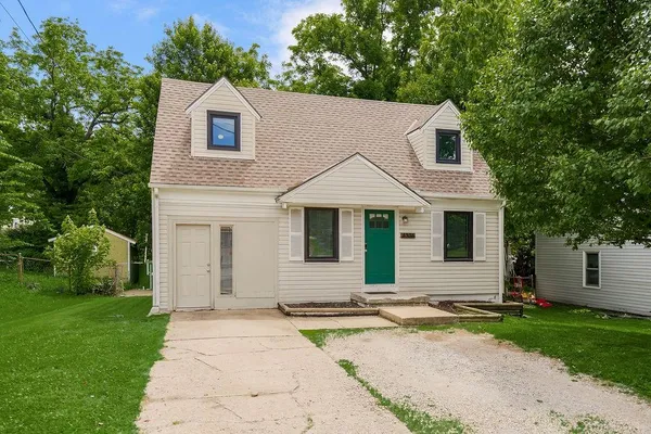 $220,000 | 4335 North Oak Trafficway, North Kansas City, MO 64116