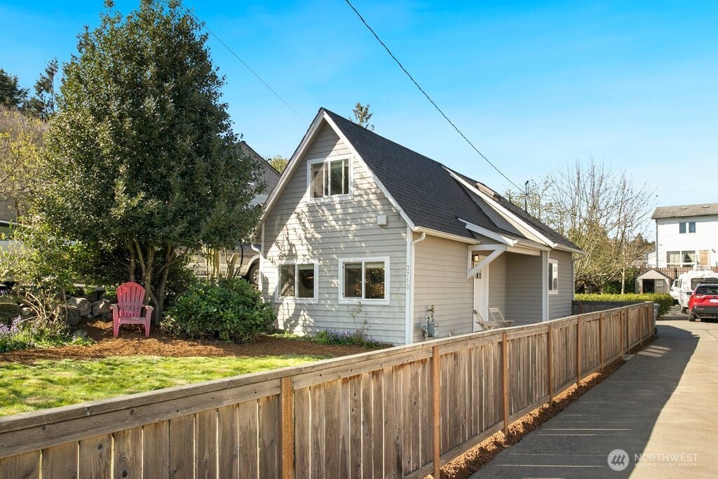 3710 Southwest 106th Street Seattle, WA 98146 - Photo 1 of 21