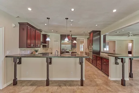 $1,050,000 | 11062 North Hidden Oaks, Conroe, TX 77384