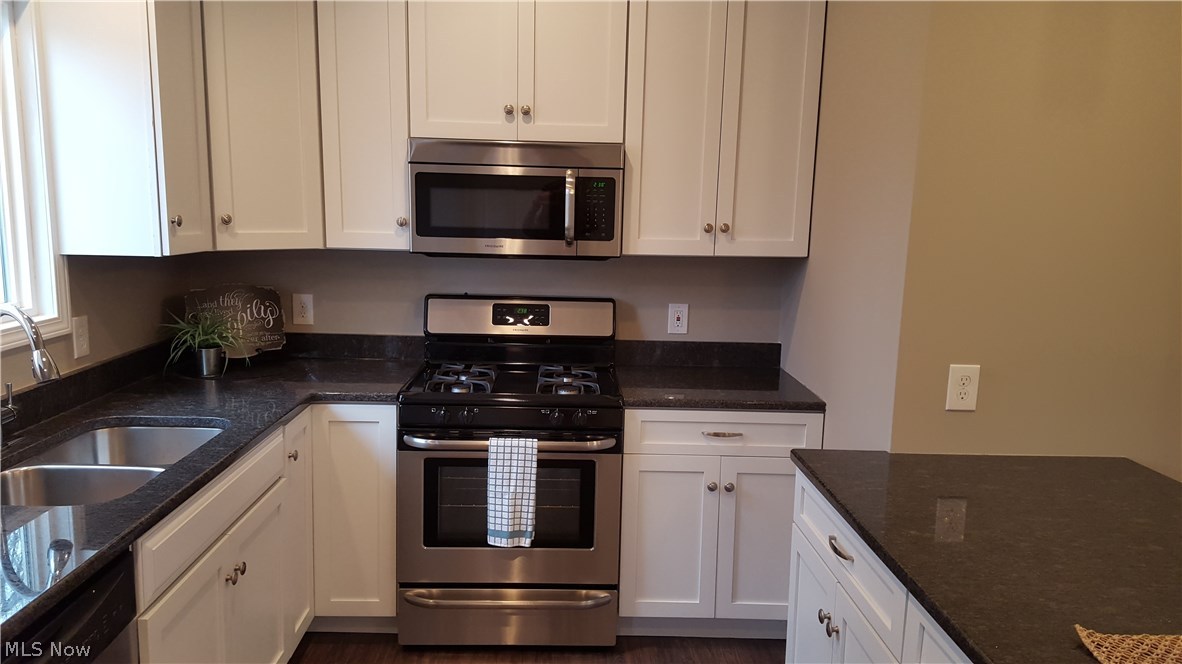 1829 Ronald Road Akron, OH 44312 - Photo 2 of 25 Granite counters