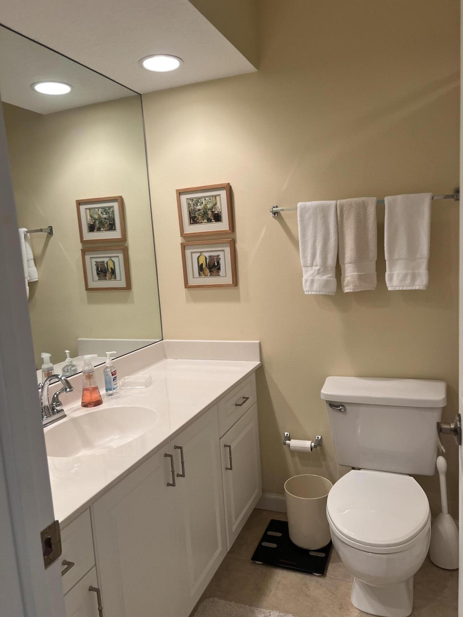 809 Ocean Dunes Circle Jupiter, FL 33477 - Photo 18 of 28 Guest bathroom