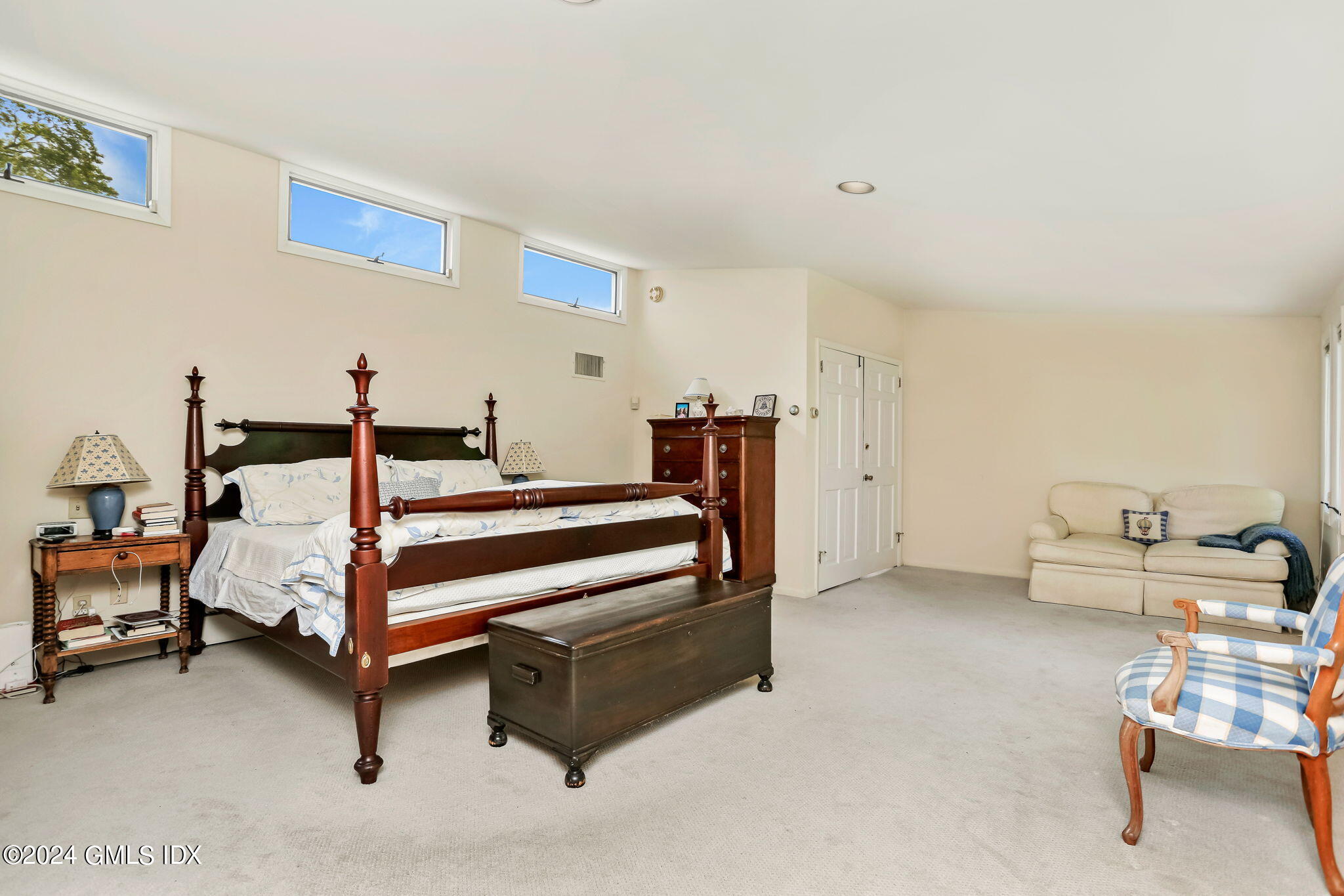 58 Arch Street Riverside, CT 06878 - Photo 12 of 21 a bedroom with furniture and a lamp