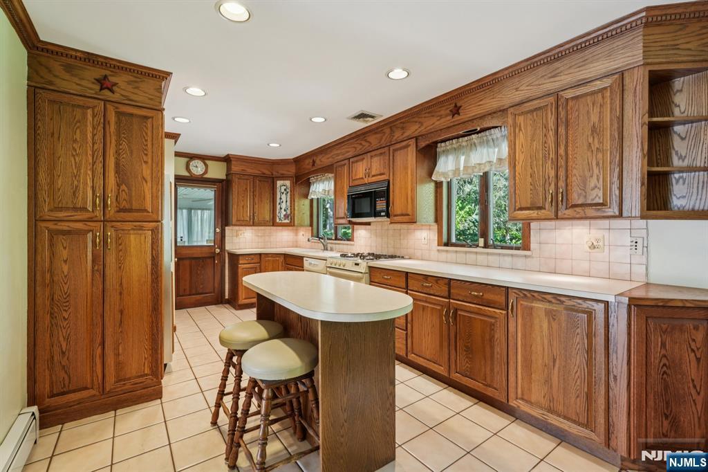 14 Valhalla Way Wayne, NJ 07470 - Photo 9 of 32 a bathroom with a sink a mirror and a bathtub
