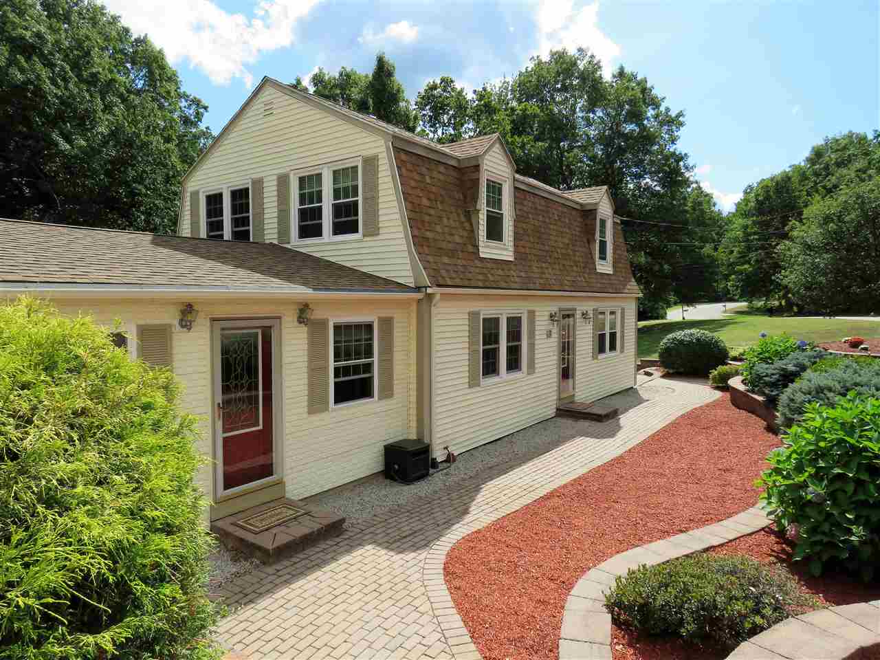 13 Daniel Road Derry, NH 03038 - Photo 4 of 40 Gallery Image 4