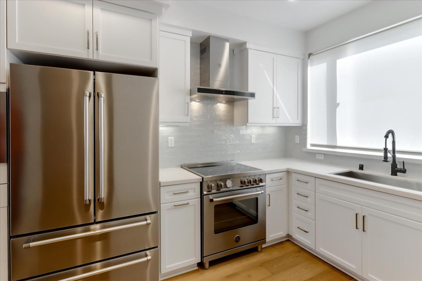 152 Uptown Circle Oakland, CA 94607 - Photo 14 of 33 a kitchen with appliances cabinets and a window
