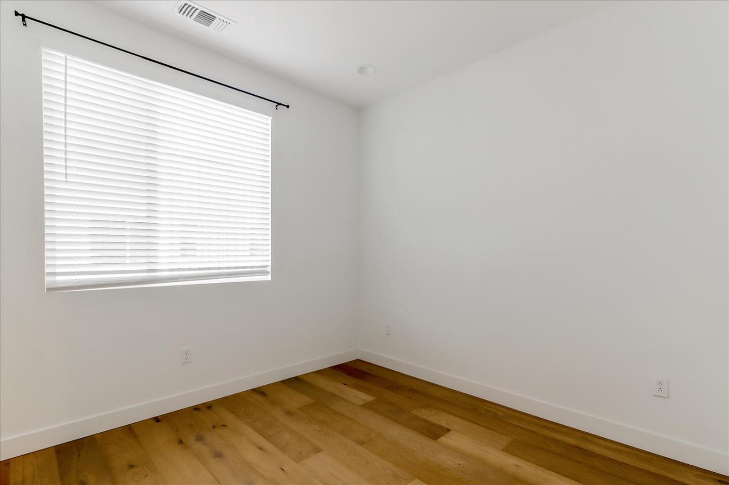 152 Uptown Circle Oakland, CA 94607 - Photo 17 of 33 an empty room with a window