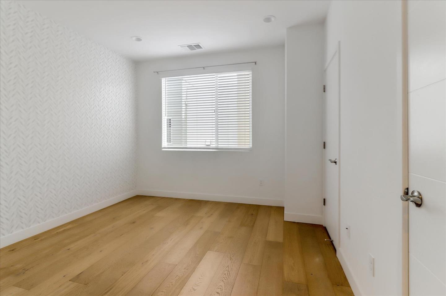 152 Uptown Circle Oakland, CA 94607 - Photo 20 of 33 an empty room with a window