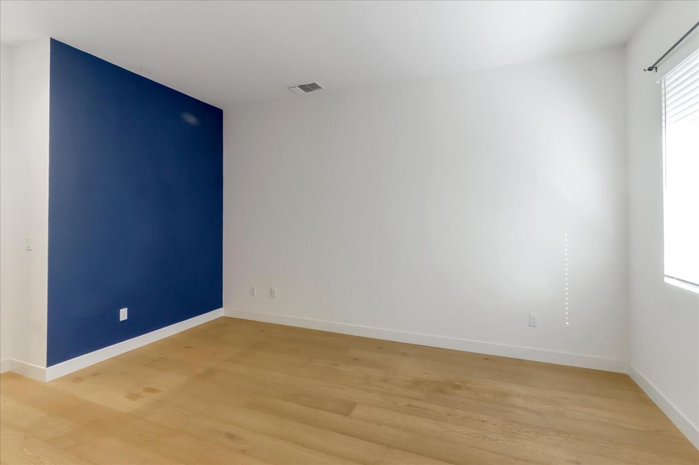 152 Uptown Circle Oakland, CA 94607 - Photo 7 of 33 a view of an empty room