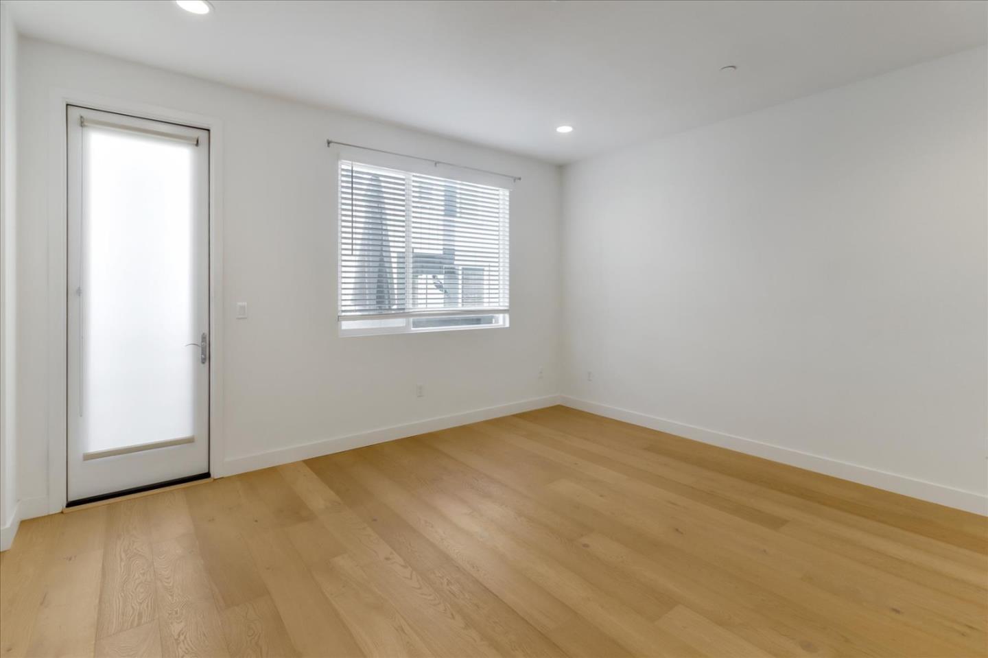 152 Uptown Circle Oakland, CA 94607 - Photo 8 of 33 an empty room with a window