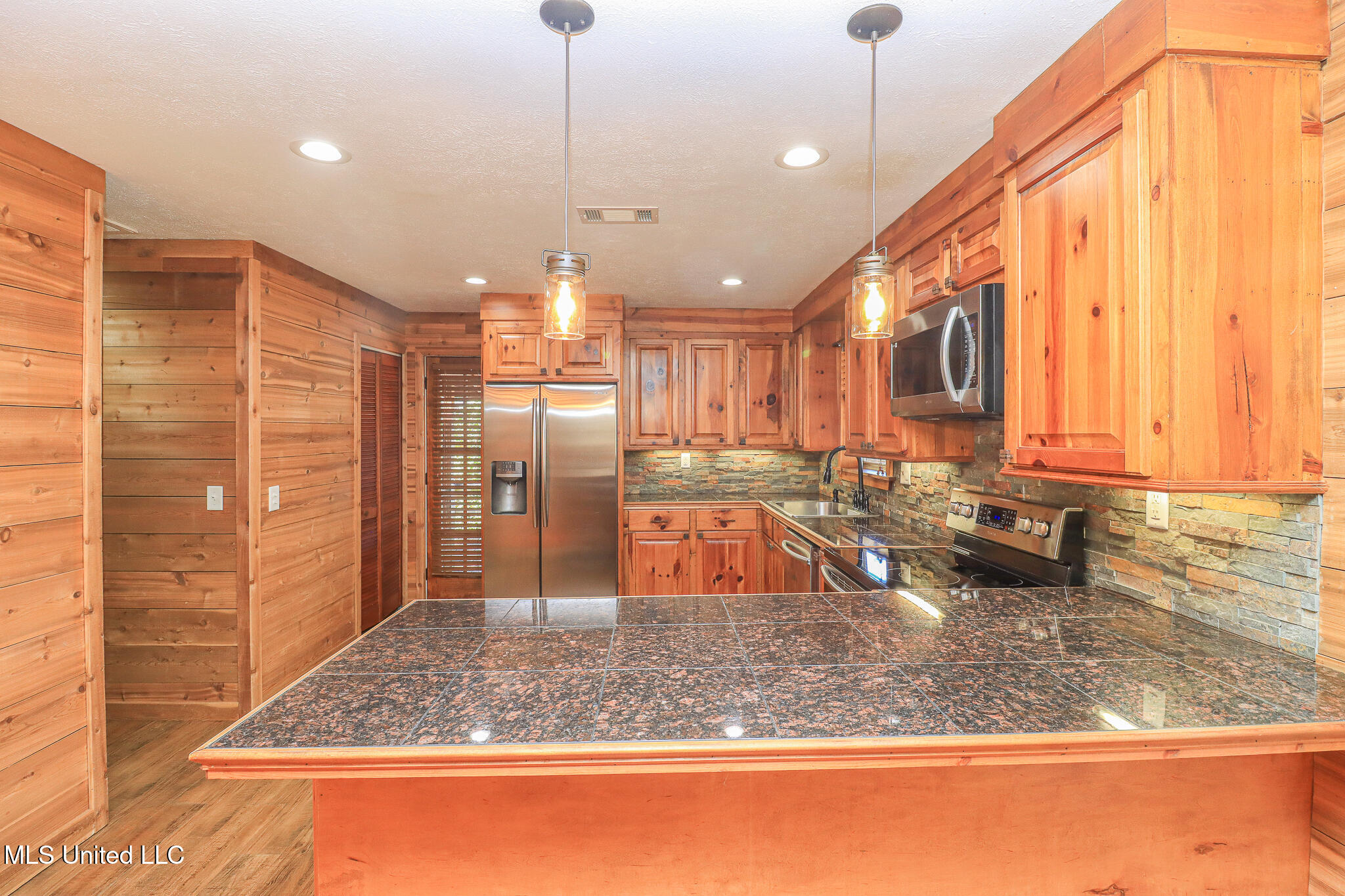 214 Hickory Ridge Drive Florence, MS 39073 - Photo 11 of 44 214 Hickory Ridge 36