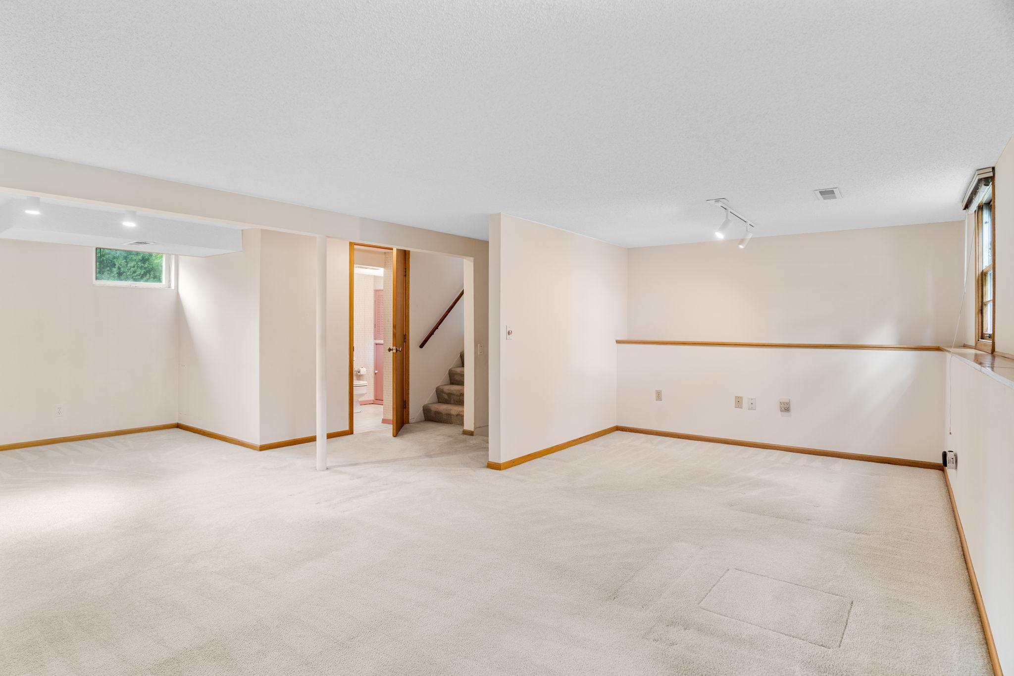 8341 Ewing Road Bloomington, MN 55431 - Photo 16 of 23