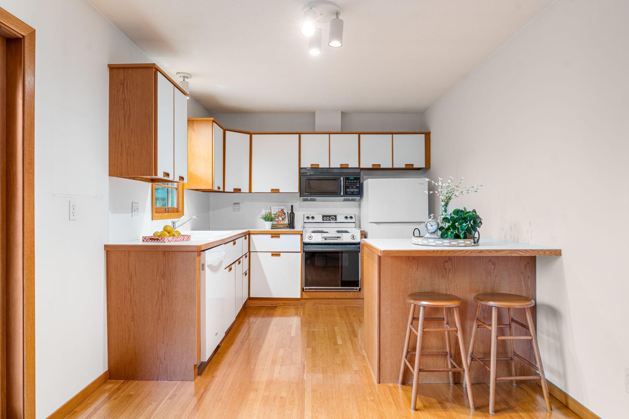 8341 Ewing Road Bloomington, MN 55431 - Photo 7 of 23