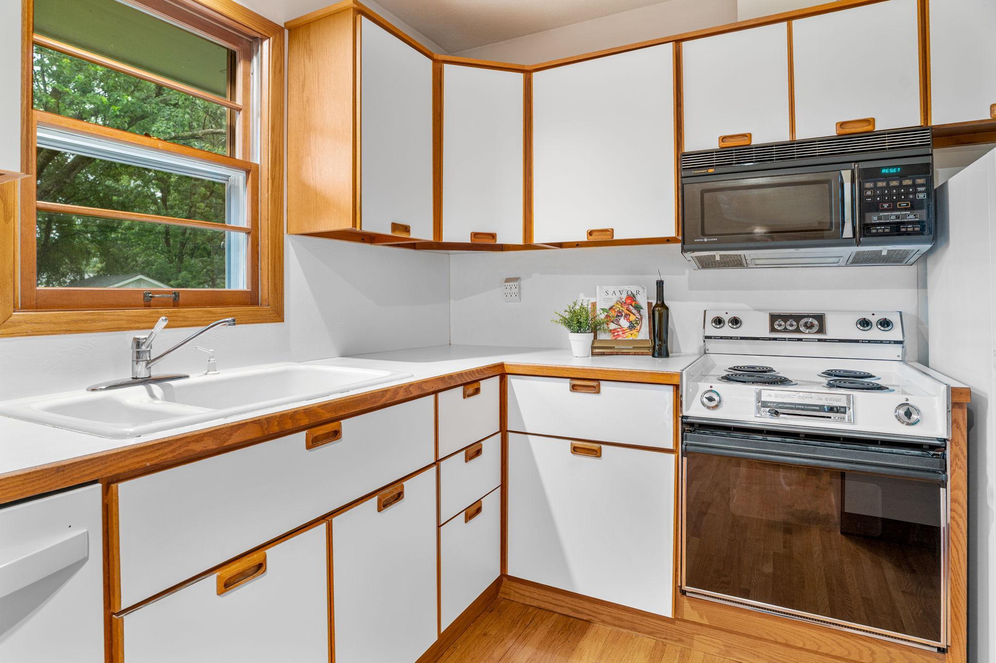 8341 Ewing Road Bloomington, MN 55431 - Photo 8 of 23