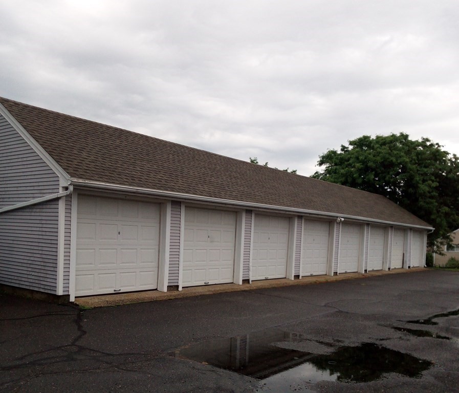 81 Mitchell Drive, Unit 81 Chicopee, MA 01022 - Photo 15 of 18 a backyard of a house