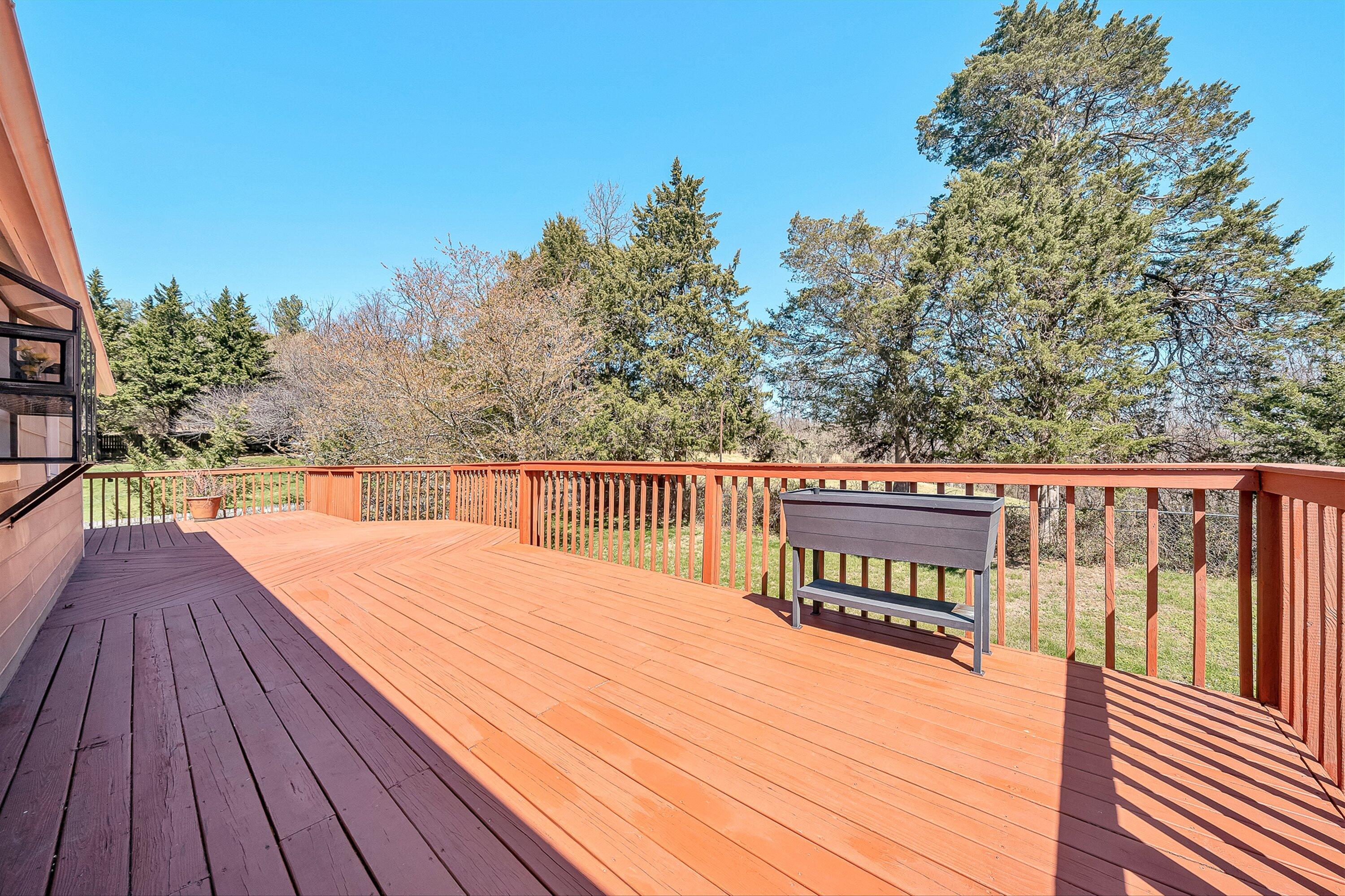 7901 Cedar Edge Road Roanoke, VA 24018 - Photo 17 of 49 Back Deck