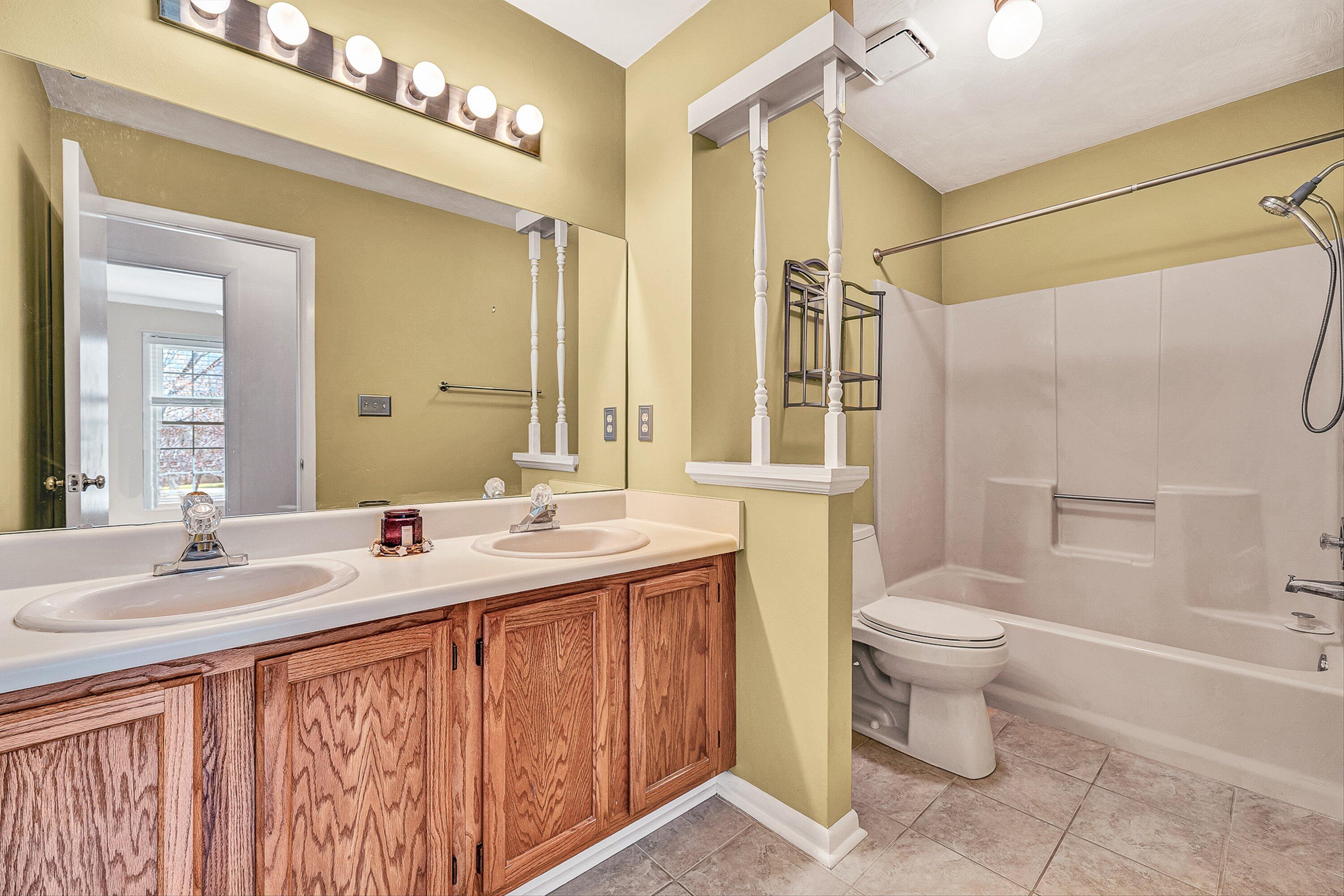 7901 Cedar Edge Road Roanoke, VA 24018 - Photo 19 of 49 Hallway Bathroom