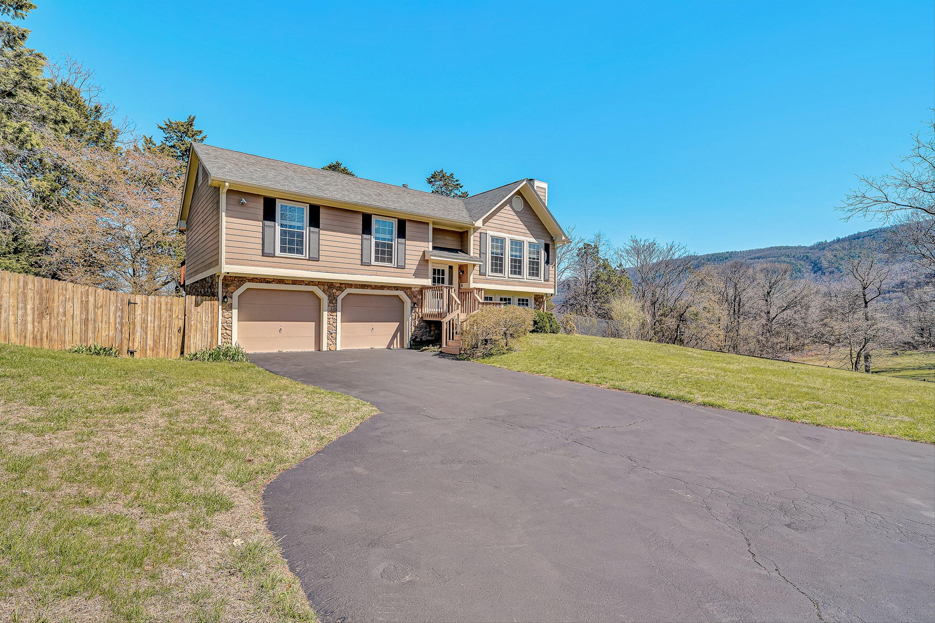 7901 Cedar Edge Road Roanoke, VA 24018 - Photo 2 of 49 Mountain View