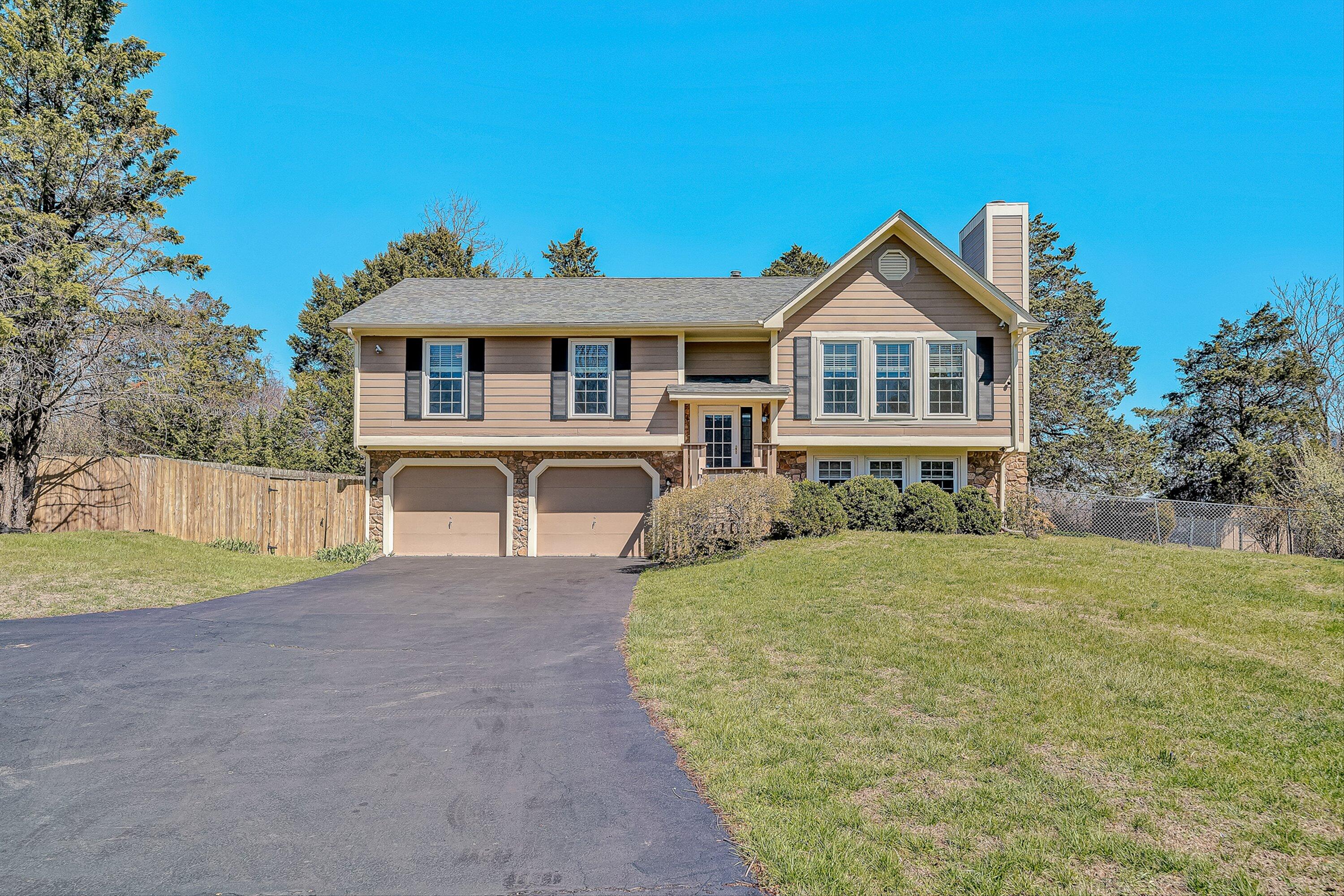 7901 Cedar Edge Road Roanoke, VA 24018 - Photo 3 of 49 Front of Home
